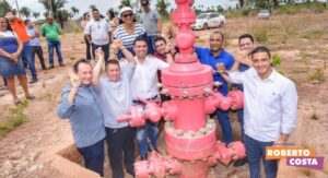 Roberto Costa e Edivan Brandão mostram poço de gás natural em Bacabal