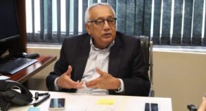 Gastão Vieira critica burocracia na distribuição de livros didáticos