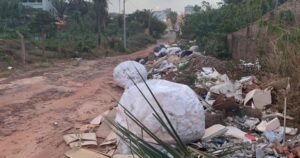 Abandonada, rua vira lixão em pleno Calhau…