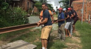 Jeisael põe a mão na massa em obra na Vila Itamar…