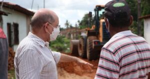 Eudes Sampaio enfrenta adversários anunciando retomada das obras