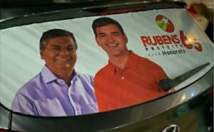 Rubens Júnior usa padrinho em foto de campanha e despreza vice