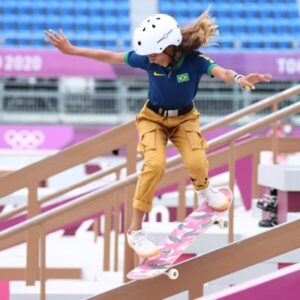 Rayssa Leal, a fadinha do skate, rejeita políticos na chegada à Imperatriz