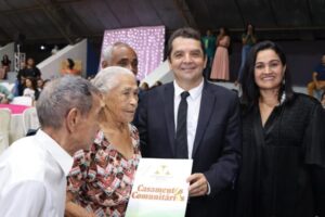 Hilton Gonçalo participa de casamento comunitário e distribui presentes aos noivos