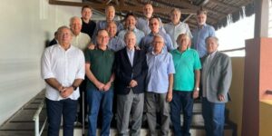 Amigos mais próximos fazem homenagem a Sarney, que retornou a Brasília