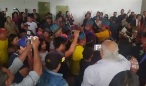 Ricardo Arruda cumpre promessa de campanha e homenageia indígenas na Assembleia