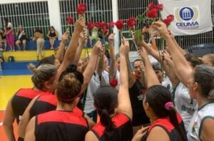 Com rosas vermelhas, atletas dizem “Não ao feminicídio!” no Brasileiro Master de Basquete