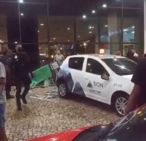 Veículo de empresa de segurança atropela pedestres na entrada do Rio Anil Shopping; veja imagens