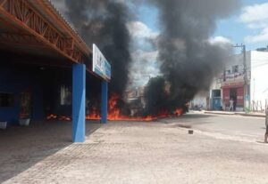 Caminhão pega fogo em estacionamento de restaurante popular na Baixada; veja imagens