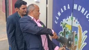 Mais um vereador tenta arrombar portão da Câmara de Marajá do Sena