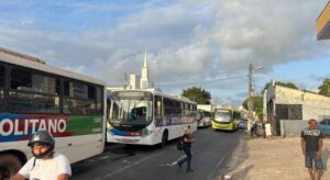 Paralisação seguirá até que assaltantes que mataram motorista sejam presos, diz sindicato