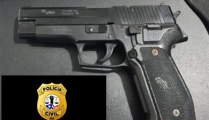 PC identifica e prende suspeitos de portar arma de fogo em coletivo após vídeo viralizar