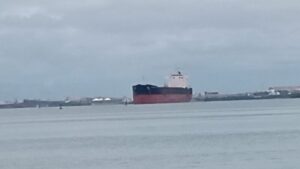 Cargueiro com 20 mil toneladas de bauxita segue encalhado em canal da Alumar