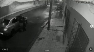 Vídeo mostra homem que pichou muro de escola do Estado no Maiobão; assista