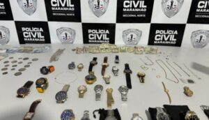 Homem é preso com rolex, joias e cédulas de euro, dólar e real roubadas