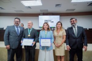 Iracema Vale é homenageada com Medalha Liberdade e profere palestra sobre presença feminina em espaços de poder