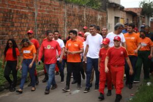 Wellington e Lahesio visitam projeto Bombeiro Mirim na Janaína