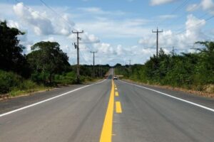Em Urbano Santos, Iracema Vale comemora entrega de trecho da estrada que liga a cidade a Barreirinhas