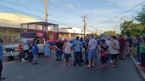 Em protesto, comerciantes cobram entrega do Mercado do Peixe pelo governo do MA