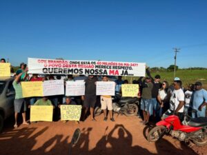 Moradores bloqueiam MA-247 contra paralisação das obras por parte do governo