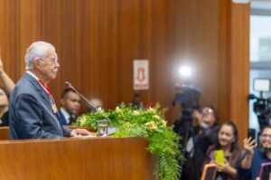 “Missão do político é servir”, diz José Sarney ao receber a Medalha ‘Manuel Beckman’