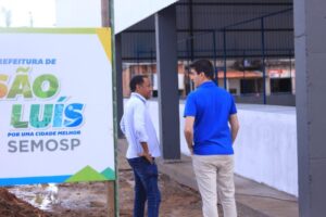 Deputado Fernando Braide e vereador Marcos Castro vistoriam reforma da quadra do Jaracaty