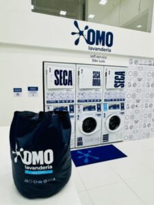 OMO Lavanderia vai presentear novos clientes com a distribuição de bags cesto, bolsas esportivas, garrafas térmicas e vouchers