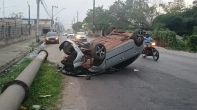 Acidente na Estrada da Maioba deixa carro virado de cabeça para baixo