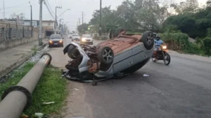 Capotamento na Estrada da Maioba deixa veículo virado de cabeça para baixo em São Luís