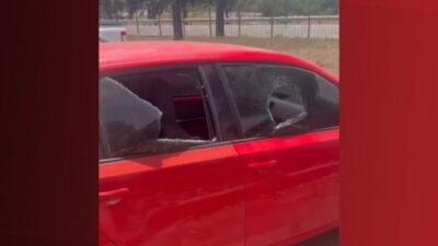 Assista! Homem depreda vários carros em estacionamento na Casa do Trabalhador, em São Luís