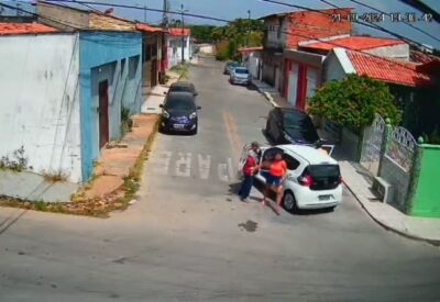 ASSISTA! Bandidos armados com pedaços de madeira roubam carro de mulheres em São Luís