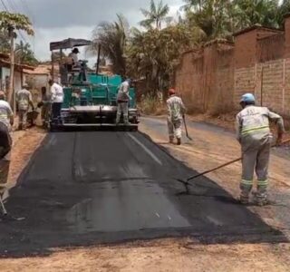 Grupo Weba asfalta ruas após décadas de abandono em meio a temor de derrota eleitoral