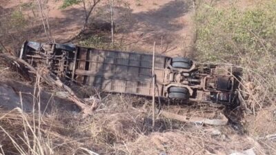 Vídeo! Ônibus que saiu do Maranhão com 42 passageiros sai da pista e cai de ribanceira na Bahia