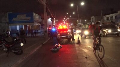 Motociclista morre após colidir contra carro e ser atropelado por ônibus