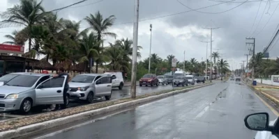 Engavetamento com três carros deixa trânsito lento na Avenida Litorânea