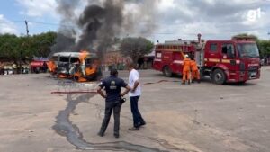 Incêndio destrói Kombi que transportava crianças assistidas pela Apae em Bacabal; veja imagens