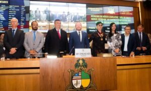 AL homenageia Zeca Baleiro com medalhas ‘Manuel Beckman’ e ‘João do Vale’