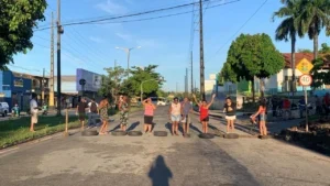 Manifestantes bloqueiam Avenida dos Africanos em São Luís por melhorias no bairro Sacavém