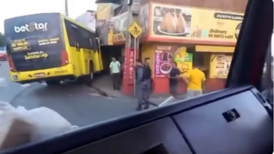 ASSISTA! Ônibus invade restaurante após quebrar a barra da direção em São Luís