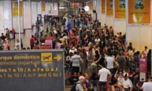 Segurança impede tumulto no aeroporto de BSB e Bolsonaro retorna pela porta dos fundos