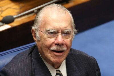 Ex-presidente José Sarney tem fraturas após sofrer queda durante caminhada em Brasília