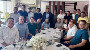 Aliança governista para apoiar candidato socialista ganha força após reunião de líderes