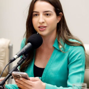 Amanda Gentil comemora sancionamento da lei que criminaliza bullying e cyberbullying