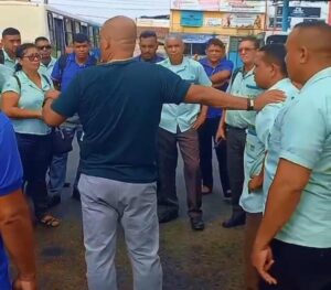 Rodoviários realizam protesto após cobrador ser esfaqueado dentro de terminal da Cohab