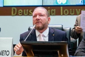 TCE-MA multa ex-presidente da Alema, Othelino Neto, por irregularidades em licitação milionária