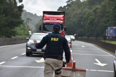 TSE e Governo proibem PRF de barra eleitores após blitz bolsonarista em 2022