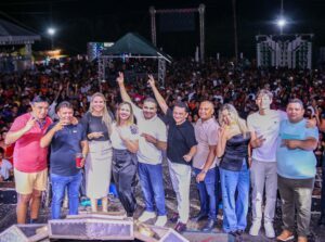 Márcio Hominho agradece a multidão que compareceu em sua festa de aniversário.