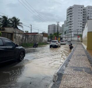 Esculhambação! Esgoto estourado e crateras infernizam a vida dos moradores do Renascença, em São Luís