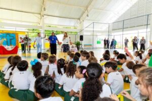 Com a presença da presidente Iracema Vale, os alunos da Creche-Escola Sementinha celebram a Páscoa com encenação de peça teatral