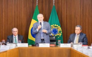 Lula teve traumatismo craniano, mas se recupera bem após queda